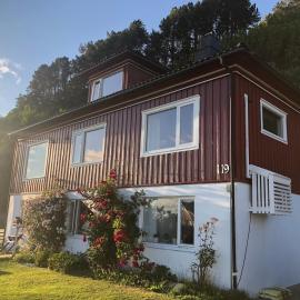 Two floors house with 3 bed rooms and room for 8 persons, hotel u gradu Olesund
