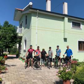 Bujtina Bashllari, hotel u gradu Zvarisht