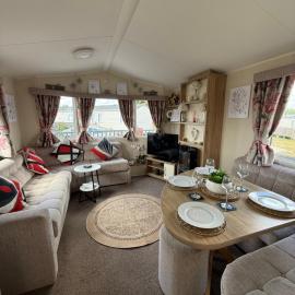 Andreas Fir Trees Retreat at 7 Lakes Country Park, Hotel in Crowle
