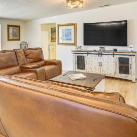 9 Mi to Joshua Tree NP: Yucca Valley Home w/ Pool, hotel a Yucca Valley