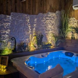 Les Spas de la mer, Appart&Spa Canopée, 100m de la plage, Love Room, hotel in Le Grau-du-Roi