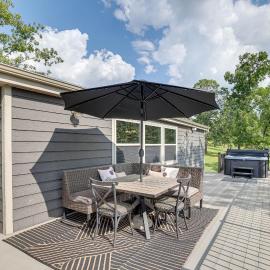 Outdoor Kitchen + Hot Tub: Table Rock Lake House