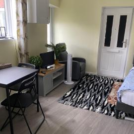 Spacious one bedroom Self Contain with toilet and bath, hotel in Milton Keynes