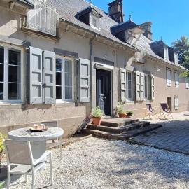 Grand gite familial 5 chambres à Ally, dans le Cantal à côté de Salers, hotel a Ally