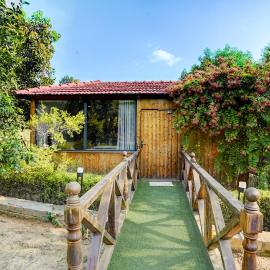 Alaya Stays Fortezza Pet-friendly 6-BHK Farmhouse With Private Pool, Gazebo & Lush Garden, hotell i Bhundsi