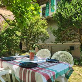 Maison au bord de la rivière, hotel in Peyremale