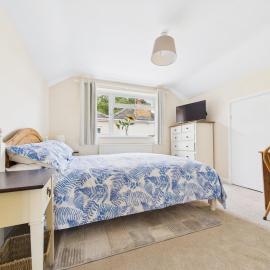 Spacious 3-Bed Home Mayfield Close Bishops Cleeve - Private Parking, hotel in Bishops Cleeve