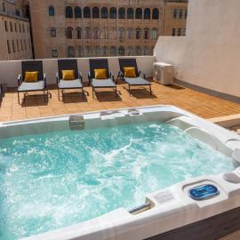 Villa Milano - Jacuzzi Rooftop Lounge with BBQ and Billiard Room – hotel w mieście Sliema