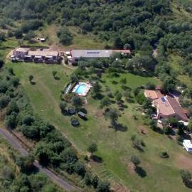 Gites au Cœur de la Nature, Piscine et Vue sur le Lac du Salagou, hôtel à Le Puech