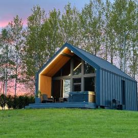 Sniegi design cabin with included sauna and jacuzzi, hotel din Madona