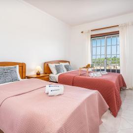 Classic & Spacious Flat w/ Balcony by HostWise, hotel in Monte Gordo