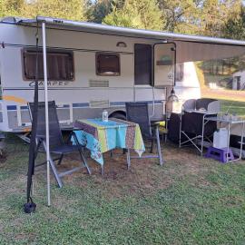 Le petit bonheur caravan met voortent en buitenkeuken