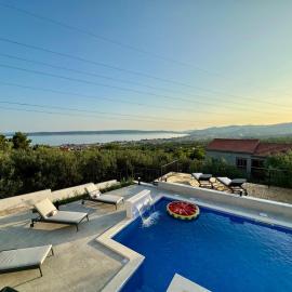 Bay view apartment with pool & sea view