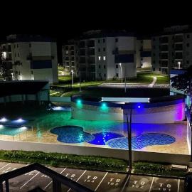 Apartamento cómodo con piscina y vista a la montaña, hotel u gradu Restrepo