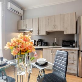 3BDR Apt | Rooftop Spa Tub & Grill on Crescent