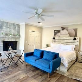 Relaxing Casita Stay in Cottonwood with Games and Fireplace, hotel in Cottonwood