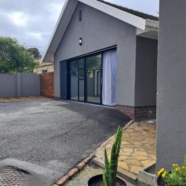 Garden studio flat, hotel in Panorama