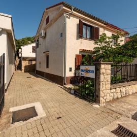 2 Bedroom Nice Home In Karlobag, Hotel in Karlobag