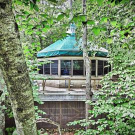 Escape to Tree House Island Life, hotel i Monmouth