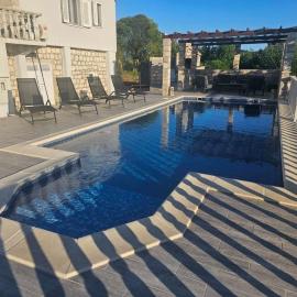 Family friendly house with a swimming pool Zabrdje, Peljesac - 24356、ストンのホテル