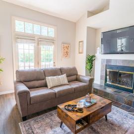 3 Beds, Kids Friendly Ranch,Jaccuzzi Tub,Walk to Food Lion,Restaurant, Keurig , sleep noise machine,,Crib,5G, hotel in Cary