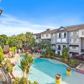 Lakeside Luxe Retreat - Pool View BBQ Spa Bath