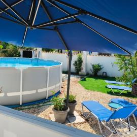 Relaxrooms, 1 queen size bed, swimming pool