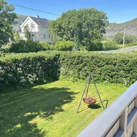 Spacious vacation home, Hotel in Værøy
