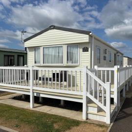 Palm Grove 118 - Golden Palm Resort - pet friendly, Wi-Fic close to the beach - Meadow Lakes Caravan & Lodge Hire, hotel in Chapel Saint Leonards