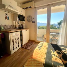 Studio climatisé avec terrasse coucher de soleil ménage compris pour 2 à 3 personnes dans un parc calme avec double piscine au sel et parking privé protégé Proche mer et port, hotel i Saint-Florent