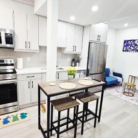 Stylish 2BR Near Costco, Walmart & East Hills, hótel í Calgary
