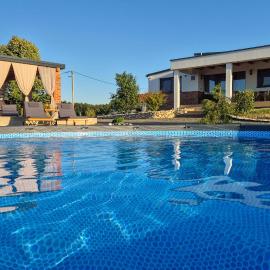 Gorgeous Home In Luzan Biskupecki With Sauna, hotel v destinácii Lužan Biškupečki