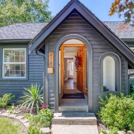 Modern 2 Bedroom Farmhouse Cottage with Hot Tub in Snohomish, khách sạn ở Snohomish