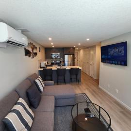 Cozy & Stylish AC Suite Near YYC Airport