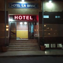 Hotel la brise – hotel w mieście Aïn el Turk
