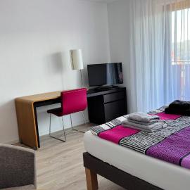 Haus Schanzenblick Gästezimmer5 mit Bad und Balkon mit Aussicht, hotel in Schonach