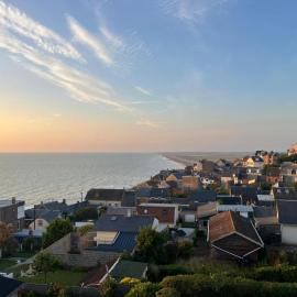 Le trait de côte vue mer commerces et plage à pied