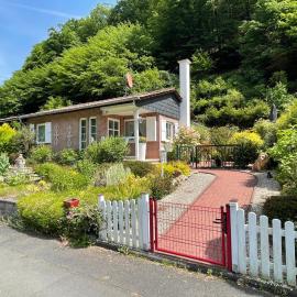 Idyllisches Häuschen im Grünen