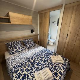 Bungalow 575 6 à 8 pers, Wifi gratuit, Camping 4 étoiles Lac des Rêves Vue Exceptionnelle sur le lac sans vis à vis, хотел в Лат
