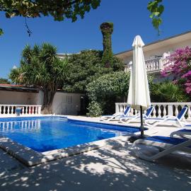 Villa Artpalathos โรงแรมในคาชเตลา