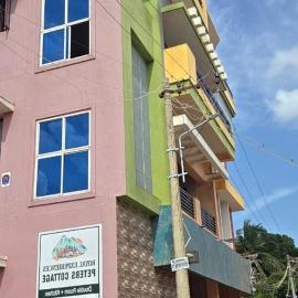 Royal Peters Holiday Homes, Main Falls, Coutralam, hotell i Kuttālam