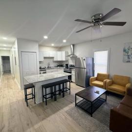 Newly Renovated 2 Bedroom - B, hotel a Durham
