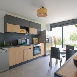 Logement cosy neuf avec jardin, hotel in Mions