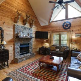 3-Story Private Cabin with Hot Tub and Fire Pit, hotel in Hiawassee