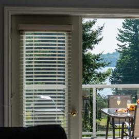 Muskoka Lakefront 4-bdrm Guest House, hotel Port Carlingban