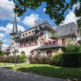 Les Villas du Parc - Chambres d'hôtes AMBROISE & GERMAINE - Meublé 5 étoiles VILLA MARIE 2 à 5 chambres، فندق في فيتيل