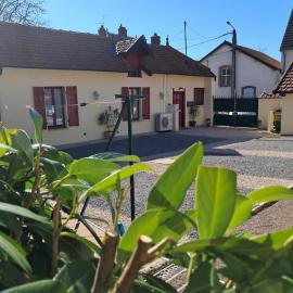 F3 80 m2 Longére plain pied au centre auxonne., hotel in Auxonne