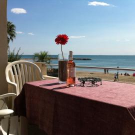 CARNON PLAGE évasion en bord de mer les pieds dans le sable accès privé et direct à la plage Logement T4 pour 6 pers Terrasse vue mer Parking privé gratuit Accueil personnalisé