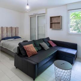 Parisian Chic & Spacious Studio with Parking, hotell i Bezons