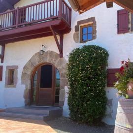 Maison Ameztoia XVe siècle chambres d'hôtes Navarraises, hotel en Saint-Étienne-de-Baigorry